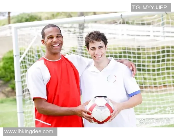 与足球明星合影的那些瞬间你知道他们的名字吗