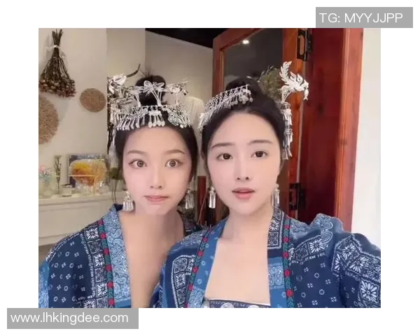 足球明星女友素颜照曝光自然美丽引发网友热议与赞叹