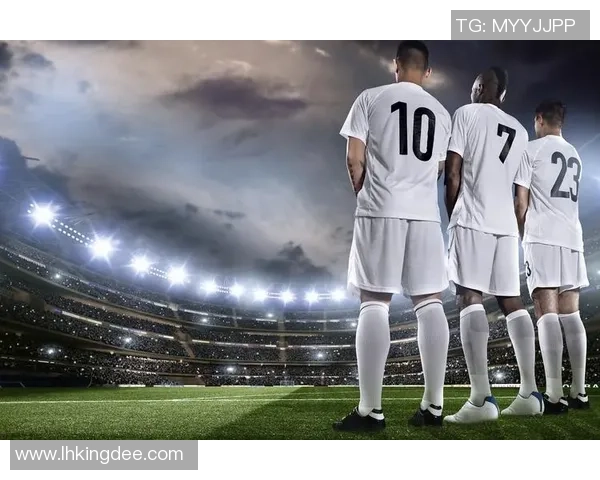 足球明星的光辉与挑战:他们背后的故事与奋斗历程 足球明星的光辉与挑战:他们背后的故事与奋斗历程