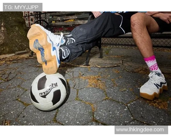 足球明星私人服装独特风格揭秘时尚穿搭图片欣赏