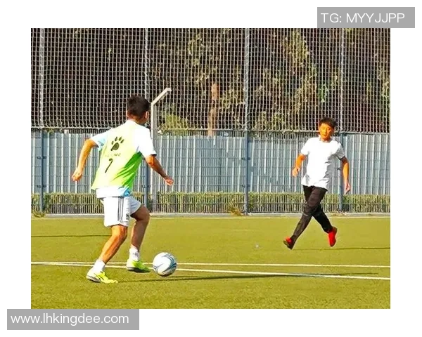 书包大容量足球明星助你轻松携带运动装备畅享球场激情 书包大容量足球明星助你轻松携带运动装备畅享球场激情