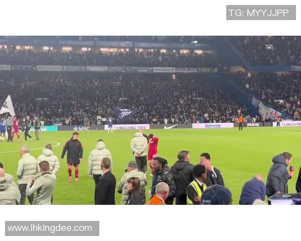 足球明星意外受伤拄拐杖现身街头引发球迷关心与热议